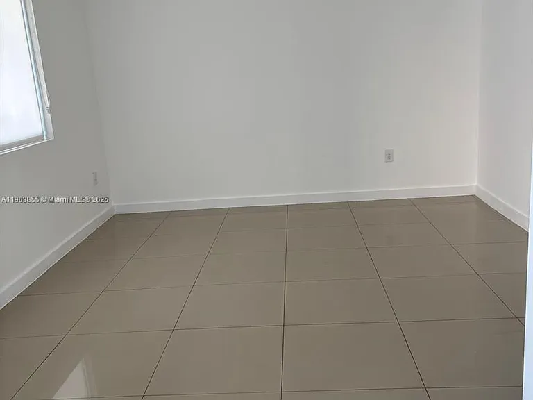 423 E 27th St #101 — Photo 13