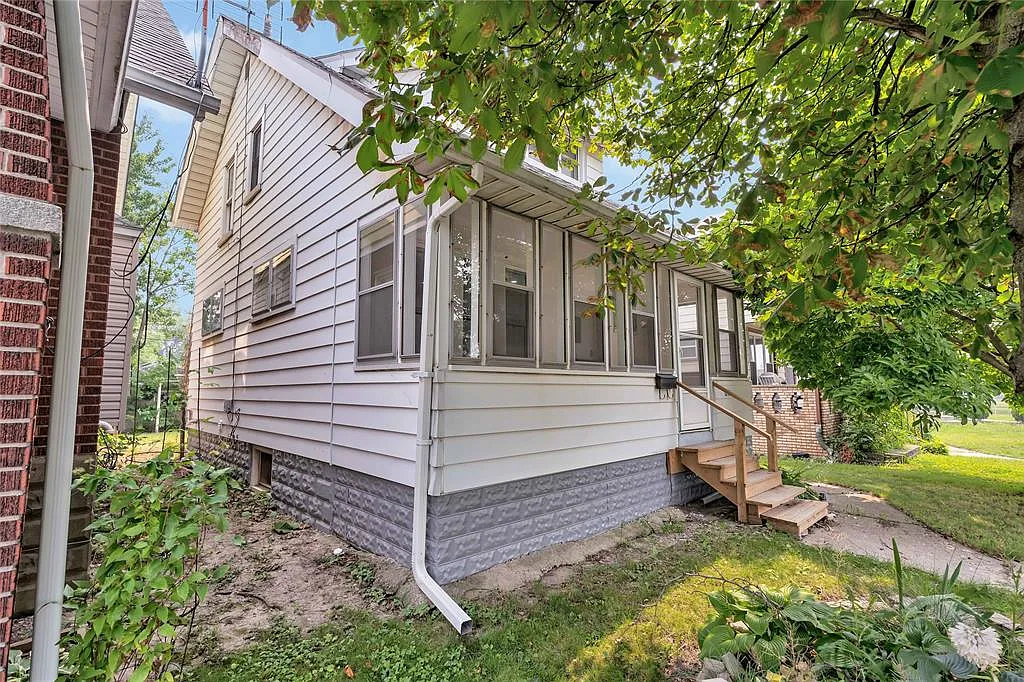4 bed, 2.5 bath, $2,300 — Photo 2