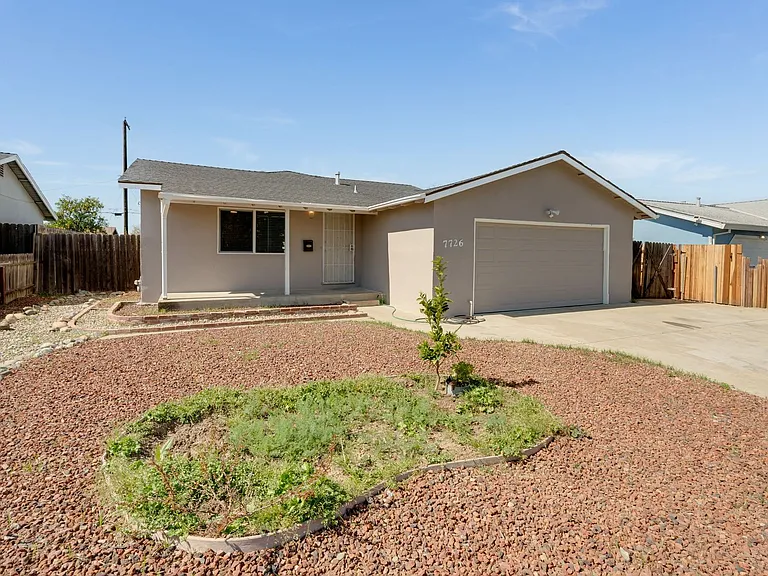7726 Laurie Way — Photo 3