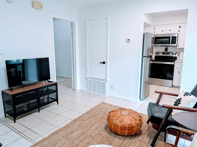 905 E 51st St #204 — Photo 3