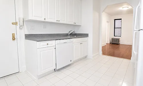 241 E 38th St #3D Photo 1