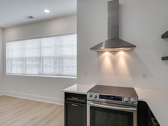 4th image of 404 Douglas Ave #304