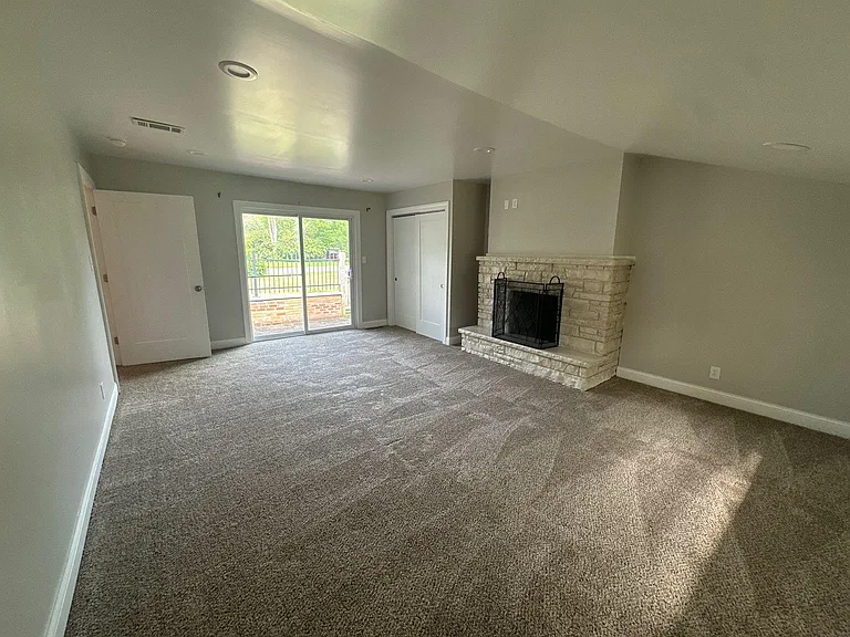 1370 Farley Dr — Photo 15