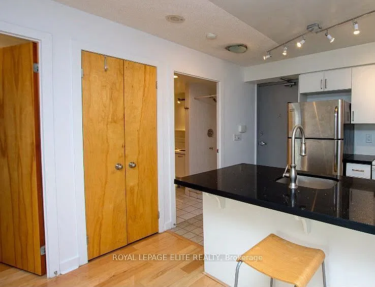 255 Richmond St E — Photo 1