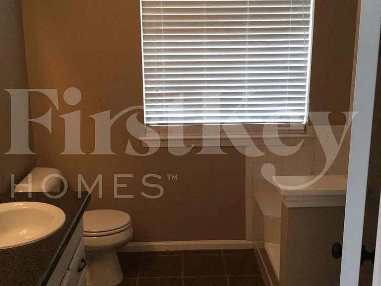 1115 Ivey Ln — Photo 9