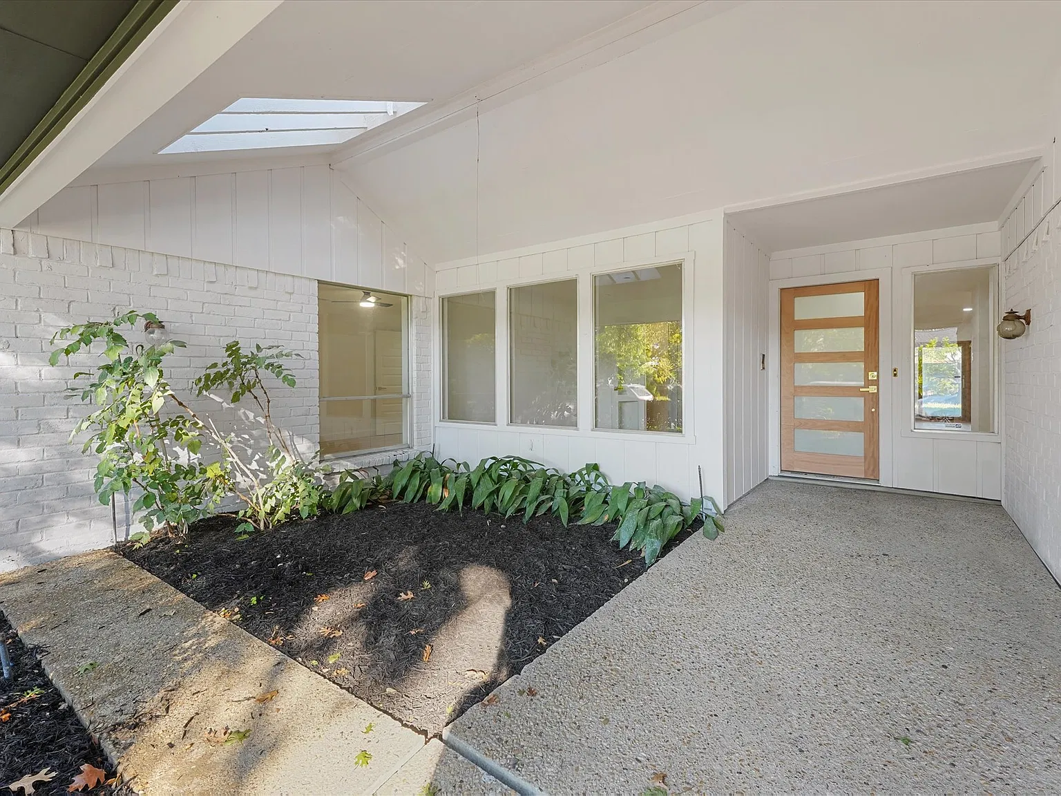 4 bed, 4.5 bath, 2678 sqft, $6,000 — Photo 3