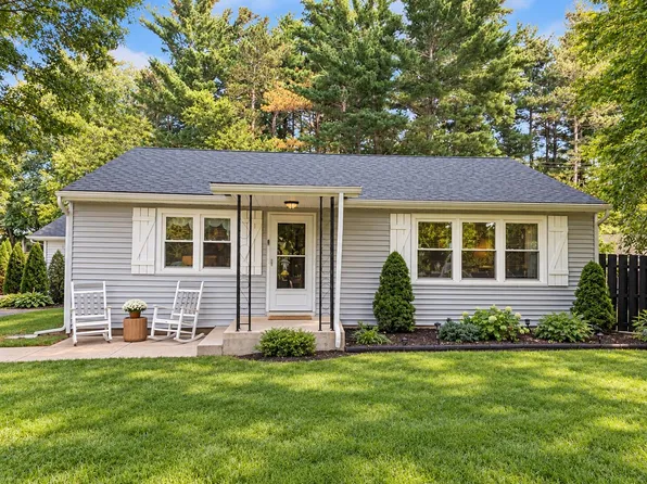 11195 McGregor Rd, Pinckney, MI 48169