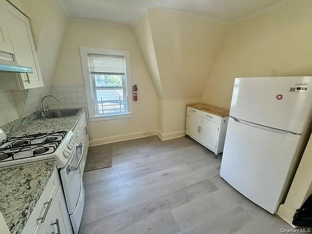 100 Earle Ave #3 — Photo 2