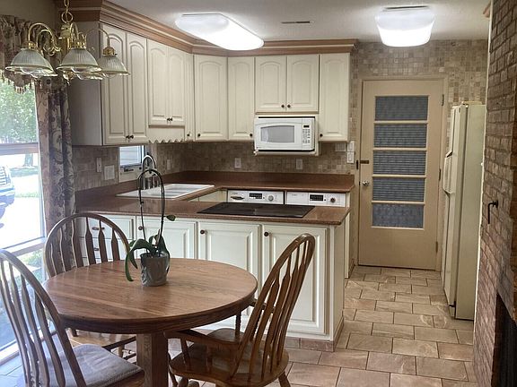 3rd image of 84 Parkridge Dr