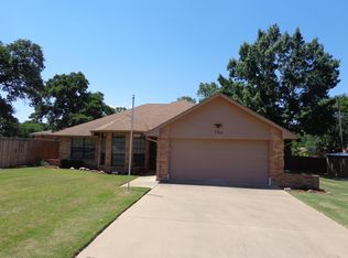 706 Brown Ave, Comanche, OK 73529