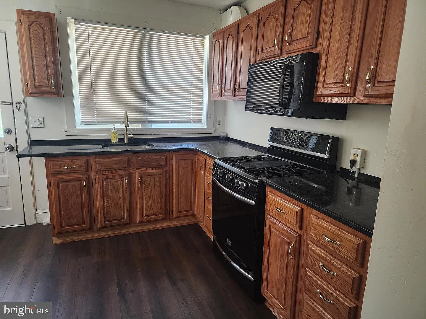 4 bed, 1.0 bath, 1400 sqft, $1,850 — Photo 4