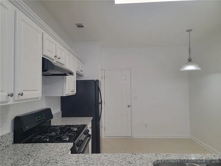 2448 Fairlie Dr — Photo 10