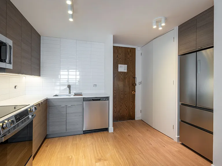 720 W Gordon Ter #17H — Photo 3