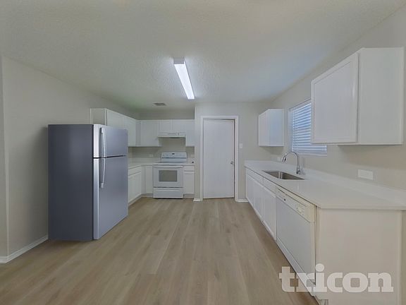 3rd image of 4937 Waterford Dr