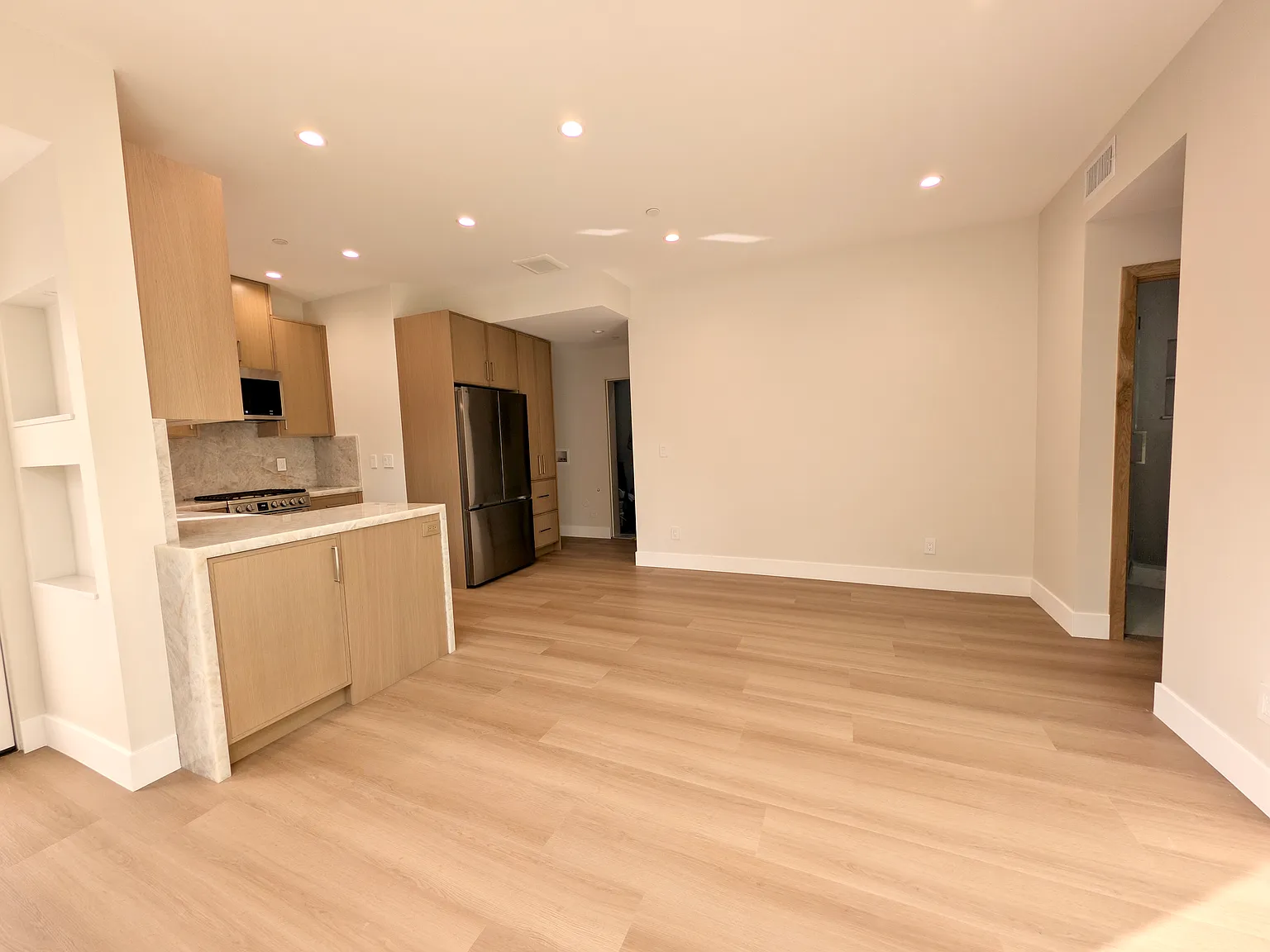 3 bed, 1200 sqft, $3,995 — Photo 2