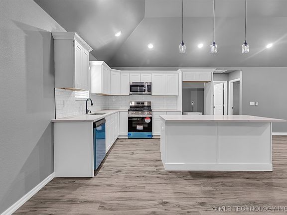 5th image of 1024 E Pfendler Ave