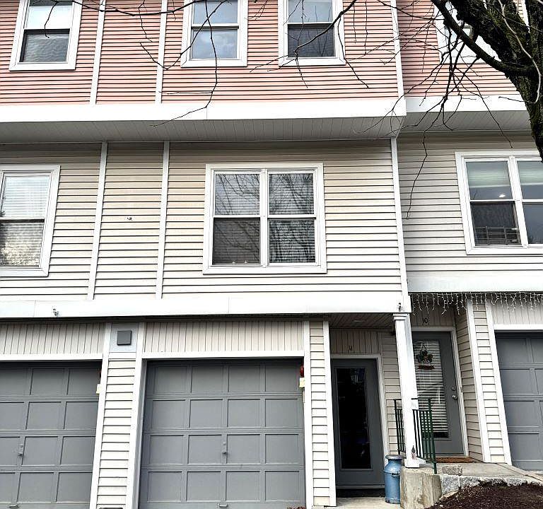 1st image of 11 Livingston Manor #11