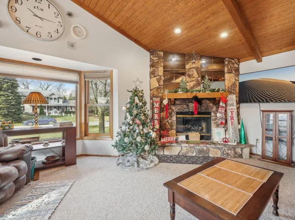 11898 West Woodland CIRCLE, Hales Corners, WI 53130