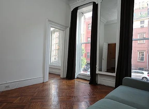 4th image of 447 W 22nd St