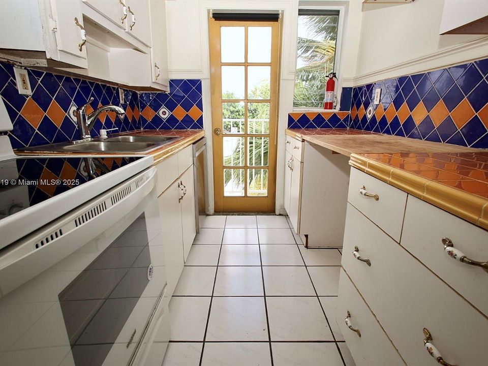 2nd image of 900 Euclid Ave APT 22