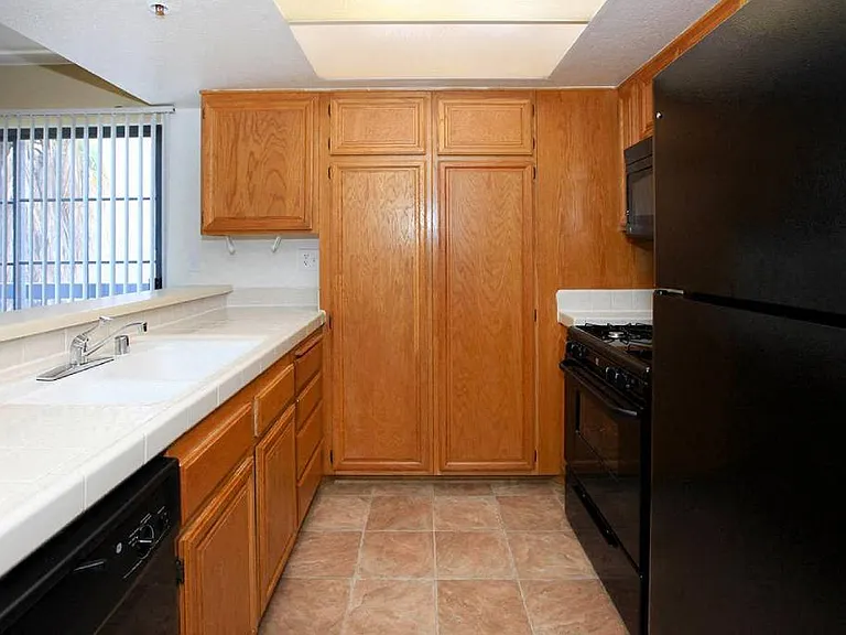 Savoy West Apartments — Photo 21
