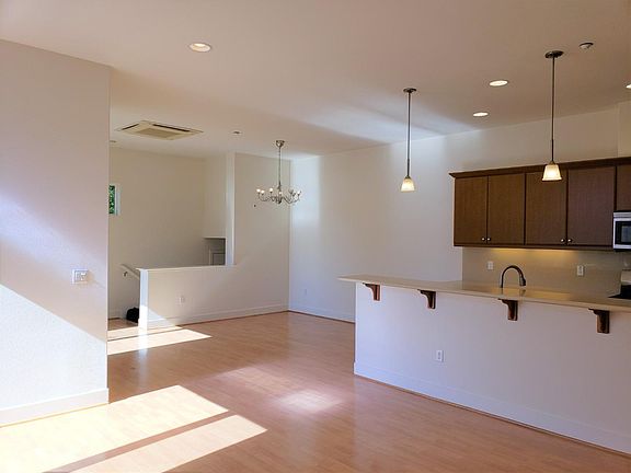 3rd image of 936 Curlew Ln