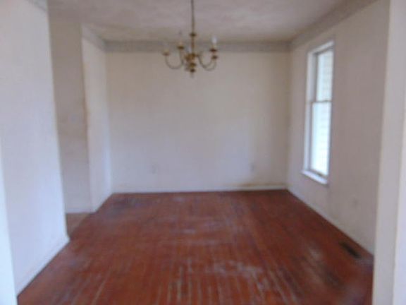 5th image of 105 Christine Ct