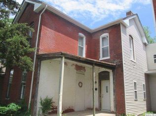 930 N 4th St, Quincy, IL 62301