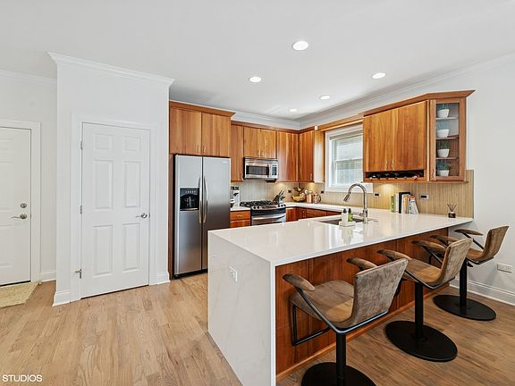 4th image of 1257 W Carmen Ave APT 1S