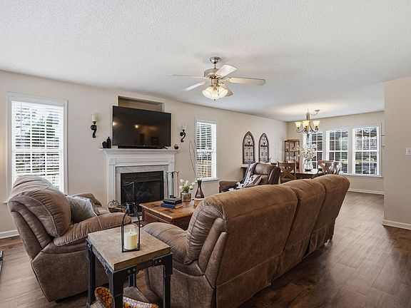 3rd image of 322 Saddle Ridge Dr