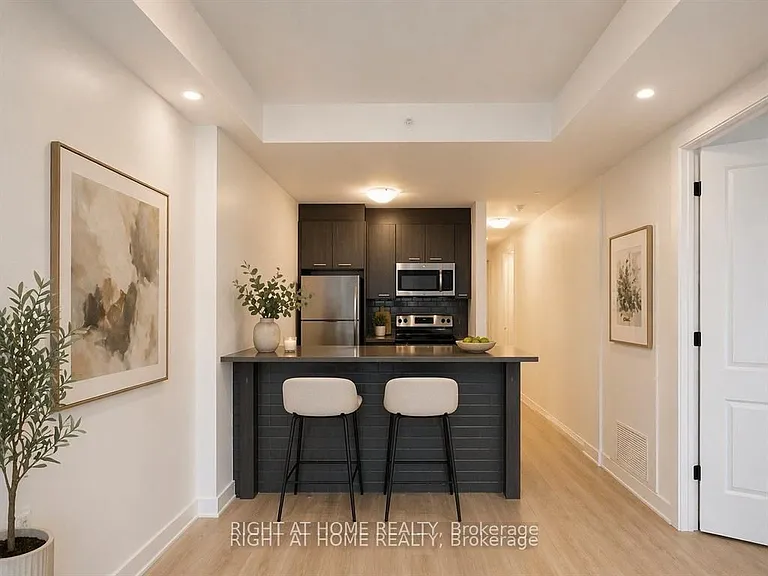 150 Main St W #Penthouse 10 — Photo 3