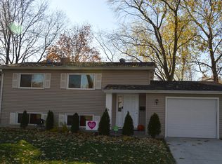 611 Deerfield Dr, Streamwood, IL 60107