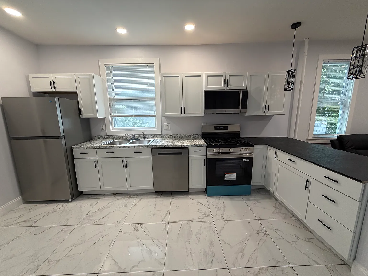 3 bed, 1300 sqft, $2,475 — Photo 2