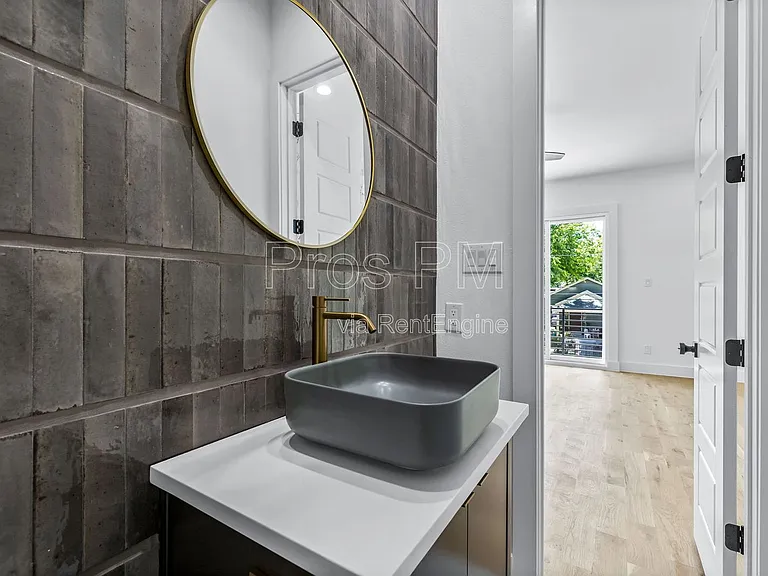 410 Avenue L #B — Photo 15