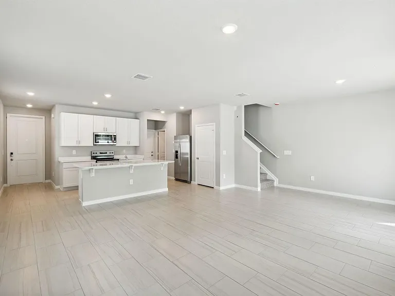 423 Salisbury Cir — Photo 4