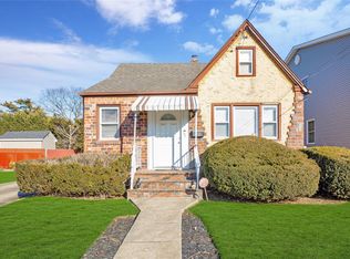104 Maeder Ave, Merrick, NY 11566