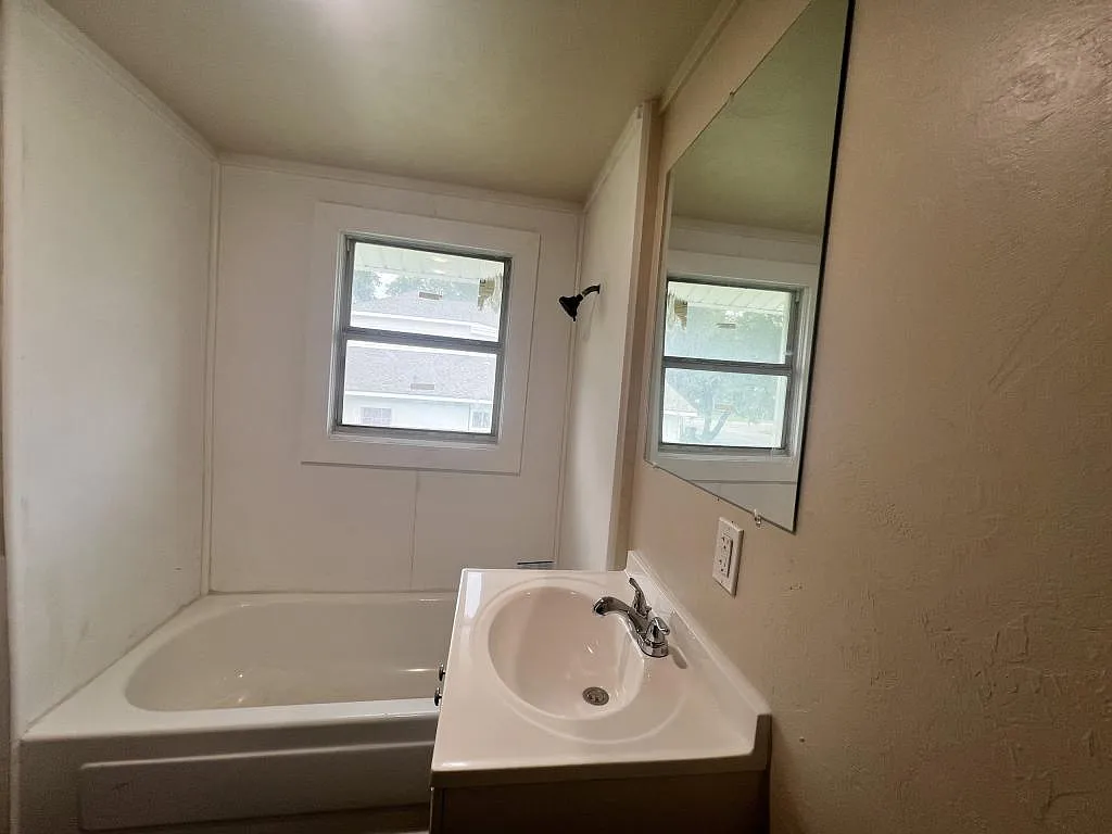 121 S Hope Ave — Photo 2