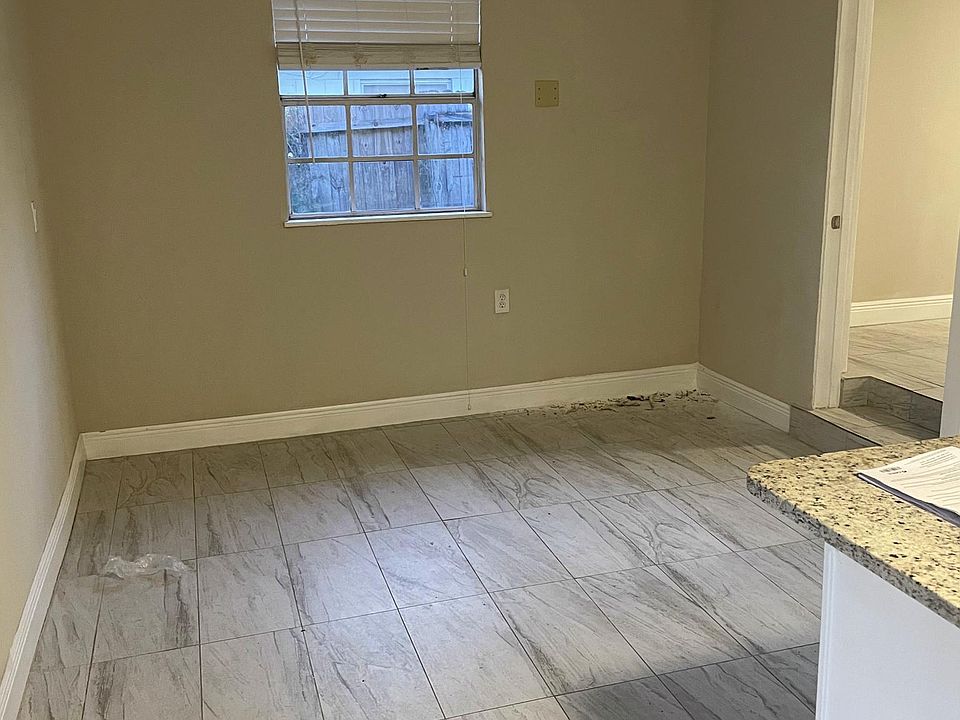 2nd image of 822 Holly St #2