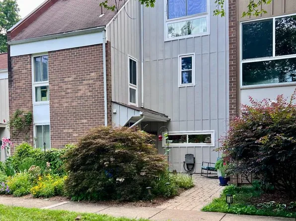 11480 Links Dr, Reston, VA 20190