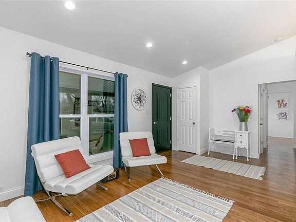 3rd image of 904 Lynn Haven Ln