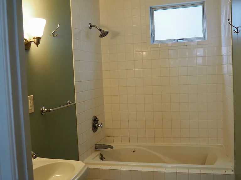 23 President Ave — Photo 4