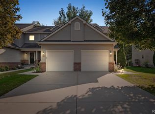 48 Millstone Dr, Waterford, MI 48328