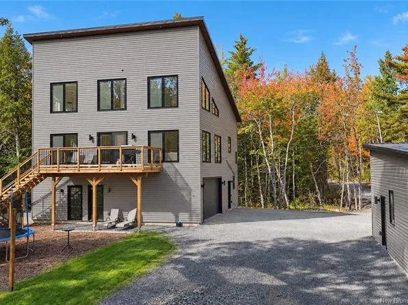 34 Clearbrook Dr, New Maryland, NB E3C 1X9
