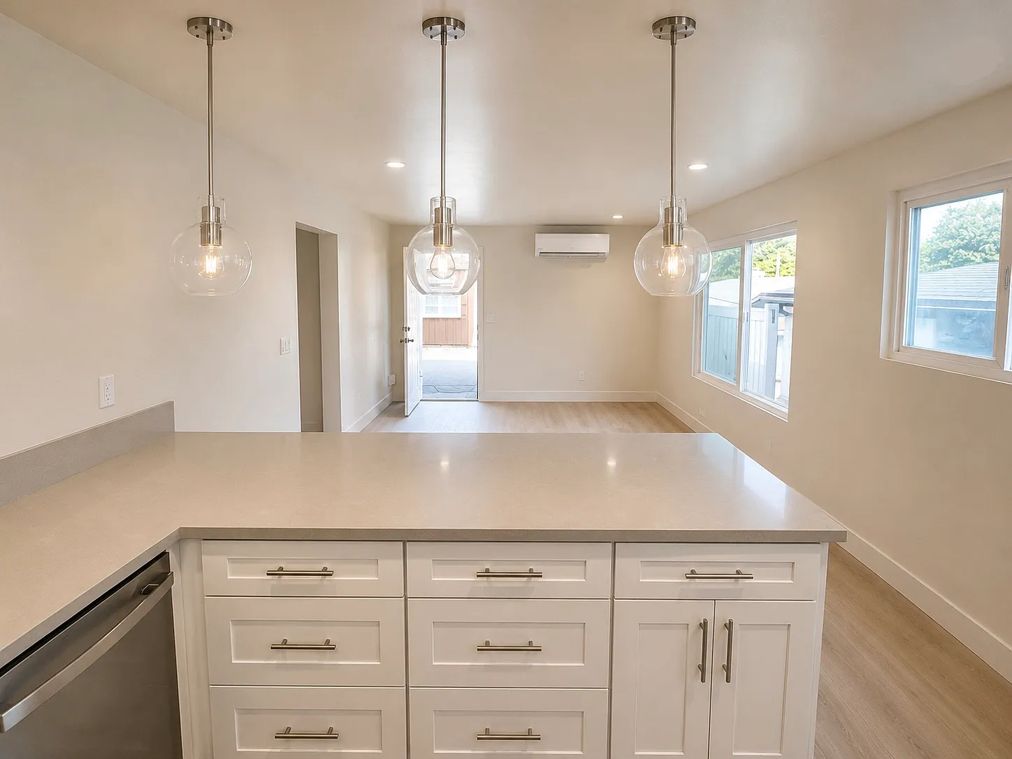 3 bed, 1100 sqft, $5,500 — Photo 2