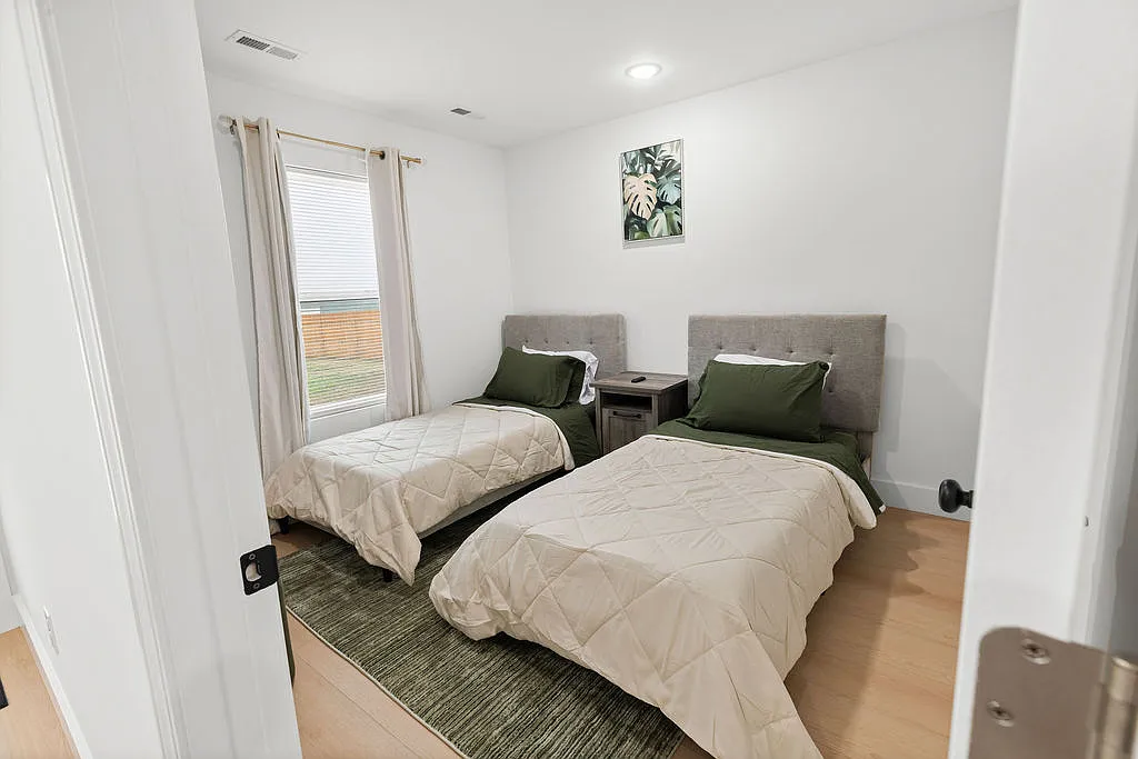 3 bed, 1100 sqft, $2,599 — Photo 4