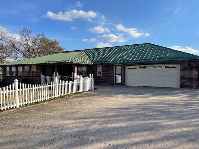 3,135 sf. 3 Bedrooms, 2.5 Baths