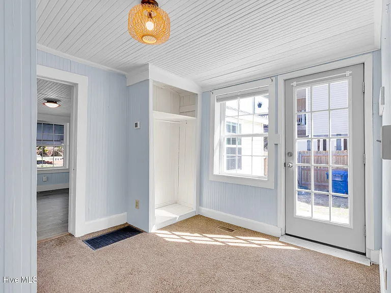 2107 Bay St — Photo 12
