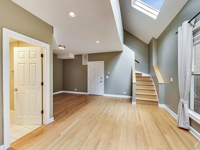 2330 N Greenview Ave #2R — Photo 2
