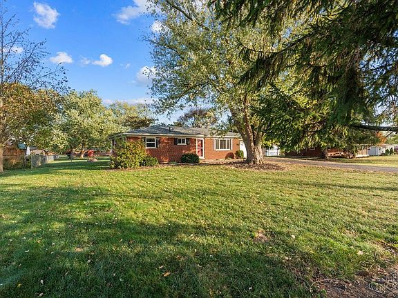 3rd image of 5564 Betty Ln