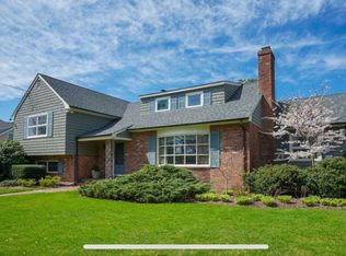 50 W Bayberry Rd, Islip, NY 11751